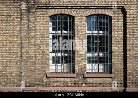 Un mur de brique sur le site industriel désaffecté d'une ancienne usine avec une fenêtre. Banque D'Images