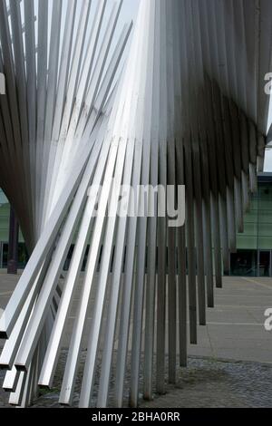 Le gros plan de la sculpture métallique du swing la force de vie à l'hôtel de ville de Mayence. Banque D'Images