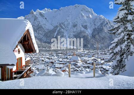 Vue panoramique sur le village contre les montagnes de Karwendel avec le mont Viererspitze et Gerberkreuz en hiver, Mittenwald, Werdenfelser Land, Haute-Bavière, Bavière, Allemagne Banque D'Images