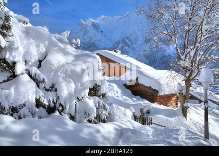 Maisons enneigées contre les montagnes de Karwendel, Mittenwald, Werdenfelser Land, Haute-Bavière, Bavière, Allemagne Banque D'Images