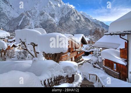 Maisons enneigées contre les montagnes de Karwendel, Mittenwald, Werdenfelser Land, Haute-Bavière, Bavière, Allemagne Banque D'Images