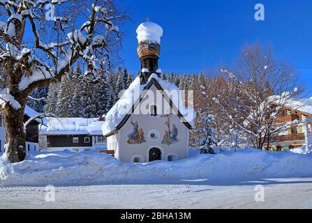 Chapelle neige de Winterly avec peinture murale à Klais, près de Mittenwald, Werdenfelser Land, Haute-Bavière, Bavière, Allemagne Banque D'Images