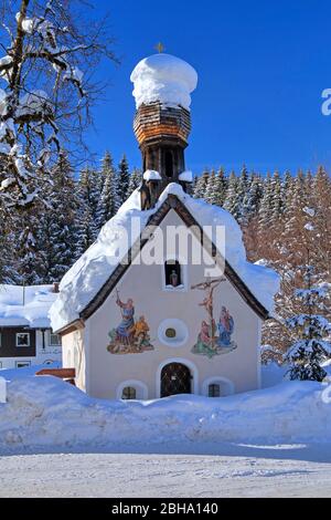 Chapelle neige de Winterly avec peinture murale à Klais, près de Mittenwald, Werdenfelser Land, Haute-Bavière, Bavière, Allemagne Banque D'Images