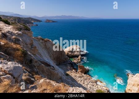 Vue panoramique sur la mer et les îles depuis le sommet de la montagne, sur l'île de Crète, Grèce. Banque D'Images