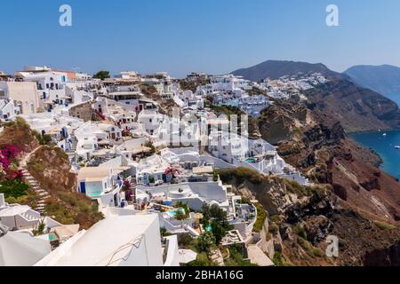Magnifique vue sur le fabuleux village pittoresque d'Oia avec des maisons blanches traditionnelles et des moulins à vent sur l'île de Santorin, Grèce Banque D'Images