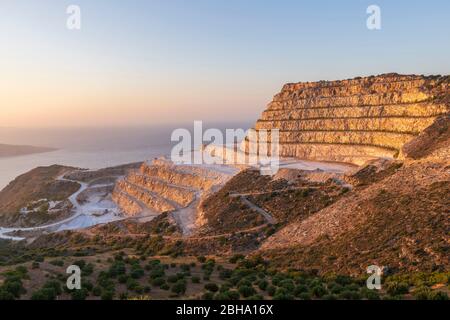 Vue aérienne d'une mine de gypse sur la côte de Crète, Grèce Banque D'Images