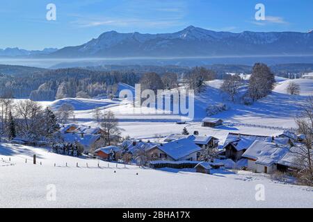 Vue sur la ville contre le mont Herzostand et le mont Heimgarten, Aidling, Riegsee, la Terre Bleue, Haute-Bavière, Bavière, Allemagne Banque D'Images
