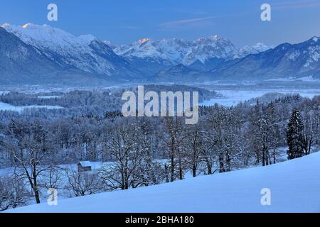 Paysage d'hiver avec vue sur Murnauer Moos contre les montagnes Ester et le mont Zugspitze, Riegsee, la Terre Bleue, Haute-Bavière, Bavière, Allemagne Banque D'Images