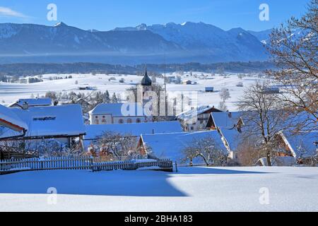 Vue sur la ville contre les montagnes Ester, Aidling, Riegsee, la Terre Bleue, Haute-Bavière, Bavière, Allemagne Banque D'Images
