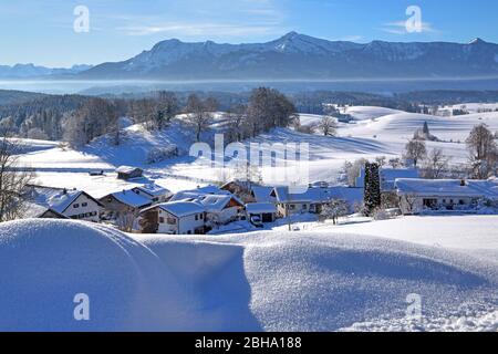 Vue sur la ville contre le mont Herzostand et le mont Heimgarten, Aidling, Riegsee, la Terre Bleue, Haute-Bavière, Bavière, Allemagne Banque D'Images