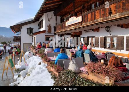 Terrasse du café Winkelstüberl en hiver, Fischbachau, vallée de Leitzach, Haute-Bavière, Bavière, Allemagne Banque D'Images