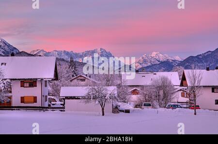 Vue sur la ville contre le mont Zugspitze et Kramerspitz, Ohlstadt, la Terre Bleue, Haute-Bavière, Bavière, Allemagne Banque D'Images