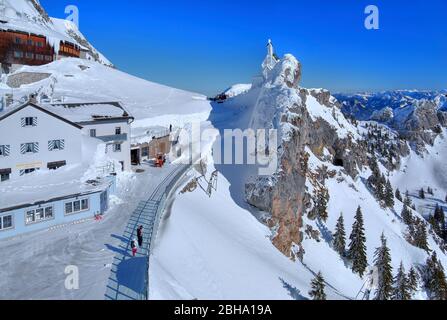 Terrasse avec vue sur la montagne et la chapelle sur le mont Wendelstein en hiver, vallée de Leitzach, Bayrischzell, montagnes de Mangfall, Haute-Bavière, Bavière, Allemagne Banque D'Images