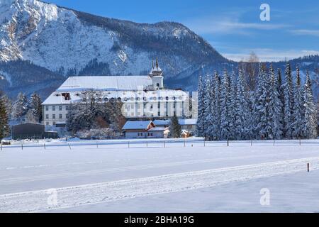 Paysage d'hiver avec monastère Schlehdorf et vue sur le mont Jochberg, au lac Kochelsee, la terre bleue, Haute-Bavière, Bavière, Allemagne Banque D'Images