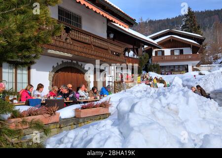 Terrasse du café Winkelstüberl en hiver, Fischbachau, vallée de Leitzach, Haute-Bavière, Bavière, Allemagne Banque D'Images