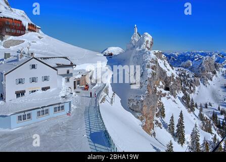 Terrasse avec vue sur la montagne et la chapelle sur le mont Wendelstein en hiver, vallée de Leitzach, Bayrischzell, montagnes de Mangfall, Haute-Bavière, Bavière, Allemagne Banque D'Images