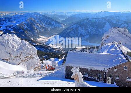 Maison de montagne sur le Mont Wendelstein avec vue en hiver, vallée de Leitzach, Bayrischzell, montagnes de Mangfall, Haute-Bavière, Bavière, Allemagne Banque D'Images