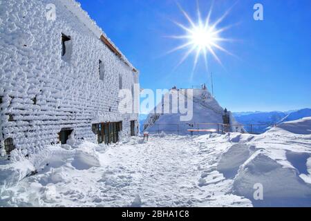 Maison de montagne sur le Mont Wendelstein avec vue en hiver, vallée de Leitzach, Bayrischzell, montagnes de Mangfall, Haute-Bavière, Bavière, Allemagne Banque D'Images