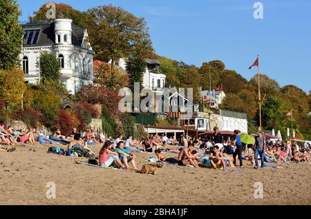 Allemagne, Hambourg, Övelgönne, villas et plage sur les rives de la rivière Elbe Banque D'Images