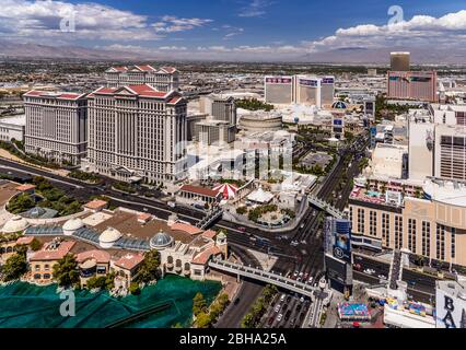 États-Unis, Nevada, Clark County, Las Vegas, Las Vegas Boulevard, The Strip mit Flamingo Road und Caesars Palace, Blick vom Paris Las Vegas Eiffel Tower Banque D'Images