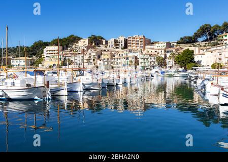 Vue sur la baie portuaire avec des bateaux à voile à Port de Soller, Majorque, en arrière-plan le bâtiment dans le style typique de la majorischen Banque D'Images