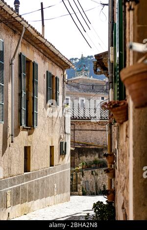 Vue sur le dôme du monastère de Valldemossa à partir d'une allée pavée, pas de gens Banque D'Images