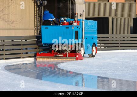 Préparation de glace à la patinoire entre les séances de la journée ensoleillée d'hiver/ glace polie prête pour le match Banque D'Images