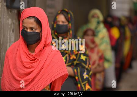 Inde. 20 avril 2020. Les gens sont en ligne pour le test COVID-19 comme la région d'Ajmer Dargah est apparue comme le dernier point d'accès de Covid-19 dans l'État au cours des dernières 24 heures, la région a signalé 79 cas de 15 maisons. Le nombre total de cas positifs de la ville à partir du 28 mars était de 103 mercredi. (Photo de Shaukat Ahmed/Pacific Press/Sipa USA) crédit: SIPA USA/Alay Live News Banque D'Images