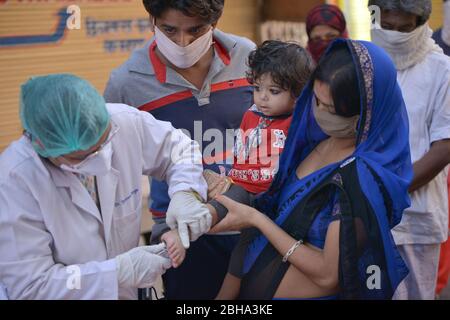 Inde. 20 avril 2020. Le personnel médical faisant un prélèvement d'échantillons pour le test COVID-19 comme la région d'Ajmer Dargah est apparue comme la dernière zone de partage de Covid-19 dans l'État au cours des dernières 24 heures, la région a signalé 79 cas de 15 maisons. Le nombre total de cas positifs de la ville à partir du 28 mars était de 103 mercredi. (Photo de Shaukat Ahmed/Pacific Press/Sipa USA) crédit: SIPA USA/Alay Live News Banque D'Images