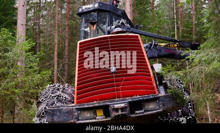 Équipement forestier Valmet / machine forestière de la récolteuse vue de derrière Banque D'Images