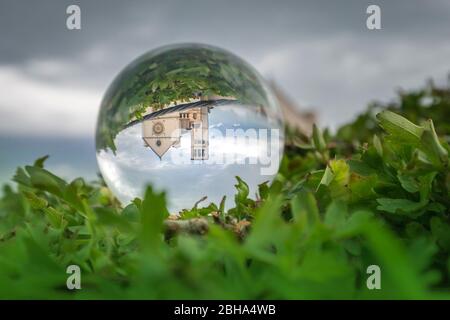 Basilique de San Francesco vue par une boule de cristal, Assise, district de Pérouse, Ombrie, Italie, Europe Banque D'Images