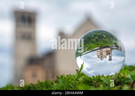 Basilique de San Francesco vue par une boule de cristal, Assise, district de Pérouse, Ombrie, Italie, Europe Banque D'Images