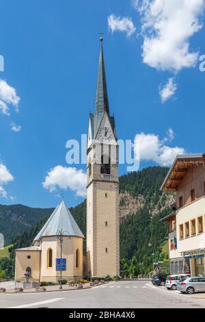 Selva di Cadore, l'église paroissiale de San Lorenzo et la place municipale, Belluno, Vénétie, Italie Banque D'Images