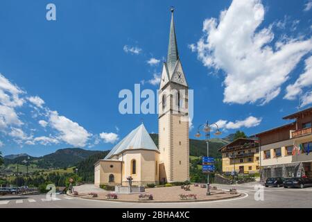 Selva di Cadore, l'église paroissiale de San Lorenzo et la place municipale, Belluno, Vénétie, Italie Banque D'Images