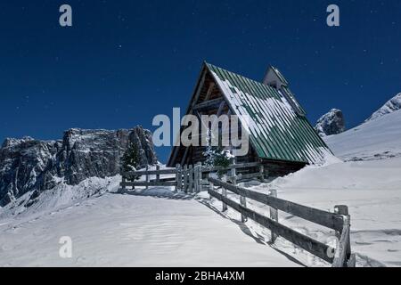 La chapelle en bois de Giau passe dans une nuit d'hiver froide, Colle Santa Lucia, Agordino, Belluno, Vénétie, Italie Banque D'Images