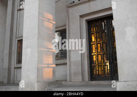 La lumière du soleil tombe par une porte en verre Banque D'Images