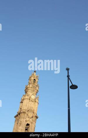 Tour de l'église et lampe de rue Banque D'Images