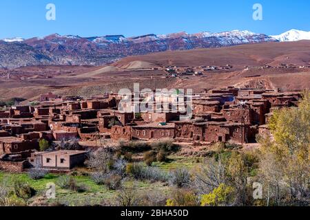 Village berbère de Télouet vue de Telouet Kasbah, Maroc Banque D'Images