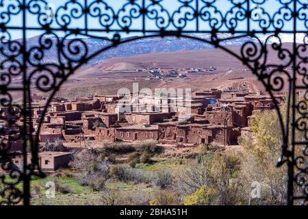 Village berbère de Télouet vue d'une fenêtre de fête laattirée de Telouet Kasbah, Maroc Banque D'Images