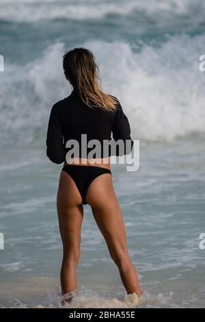 Joli jeune modèle hispanique ayant un bon moment à la plage au bord de la mer. Banque D'Images
