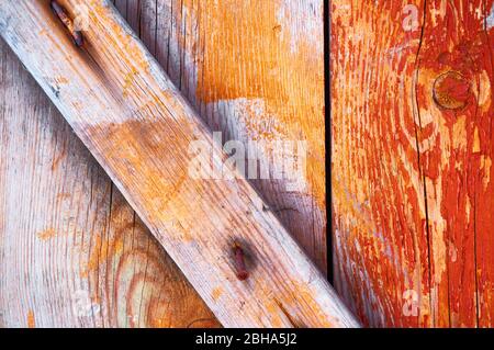 Vieux panneau en bois avec rayures et copeaux. Banque D'Images