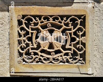 Grille en fonte rétro à conduit d'air ancienne et décorative Banque D'Images