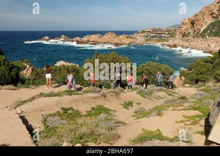 Sentier menant à la plage de Li Cossi surplombant le paysage côtier, Costa Paradiso, province d'Olbia-Tempio, mer Méditerranée, Sardaigne, Italie Banque D'Images
