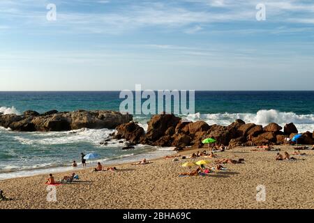 Vue sur la plage de Castelsardo, la province de Sassari, la mer Méditerranée, la Sardaigne, l'Italie Banque D'Images