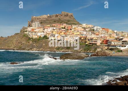 Vue sur Castelsardo, la province de Sassari, la mer Méditerranée, la Sardaigne, l'Italie Banque D'Images