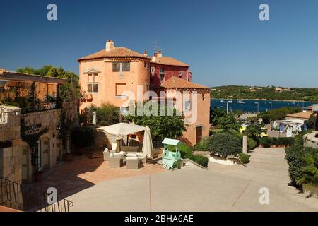 Boutiques de style néosarien et bâtiments résidentiels à Porto Cervo, Costa Smeralda, mer Méditerranée, province d'Olbia-Tempio, Sardaigne, Italie Banque D'Images