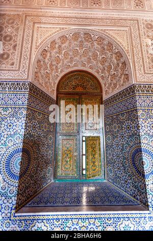 Fenêtre avec tuiles Zelliges à Telouet Kasbah, village berbère de Télouet, Maroc Banque D'Images