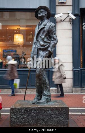 2015-11-25 - la statue de Dublin Ireland-James Joyce, sur Earl Street, à quelques pas de O'Connell Street à Dublin, est un favori des habitants de la région et des touristes Banque D'Images