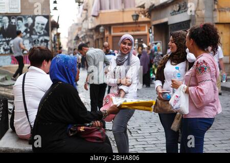 Le Caire, Giza, Egypte, rue al-Muizz, Al Moez Ldin Allah Al Fatmi, rue Muizz Banque D'Images