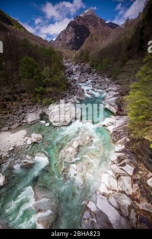 Suisse, Alpes, Tessin, Locarno, Verzasca Valley, Verzasca, eau verte, roches lisses Banque D'Images